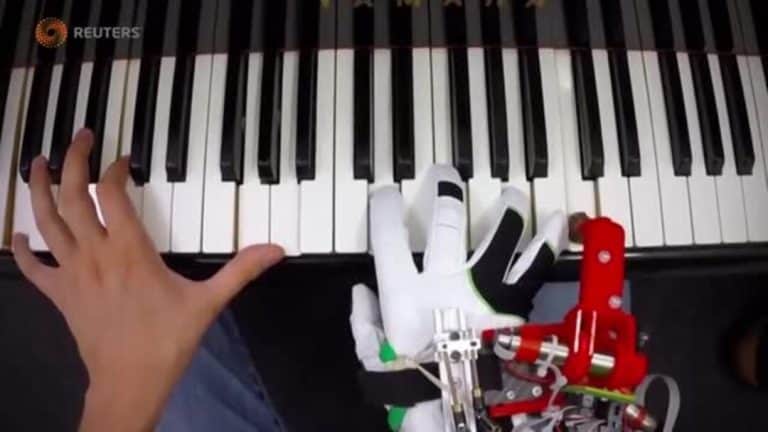 Neuroscientist Creates Robotic Thumb for Piano Players