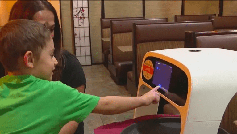A Restaurant in Texas Sees an Improvement in Service After Investing in a Server Robot