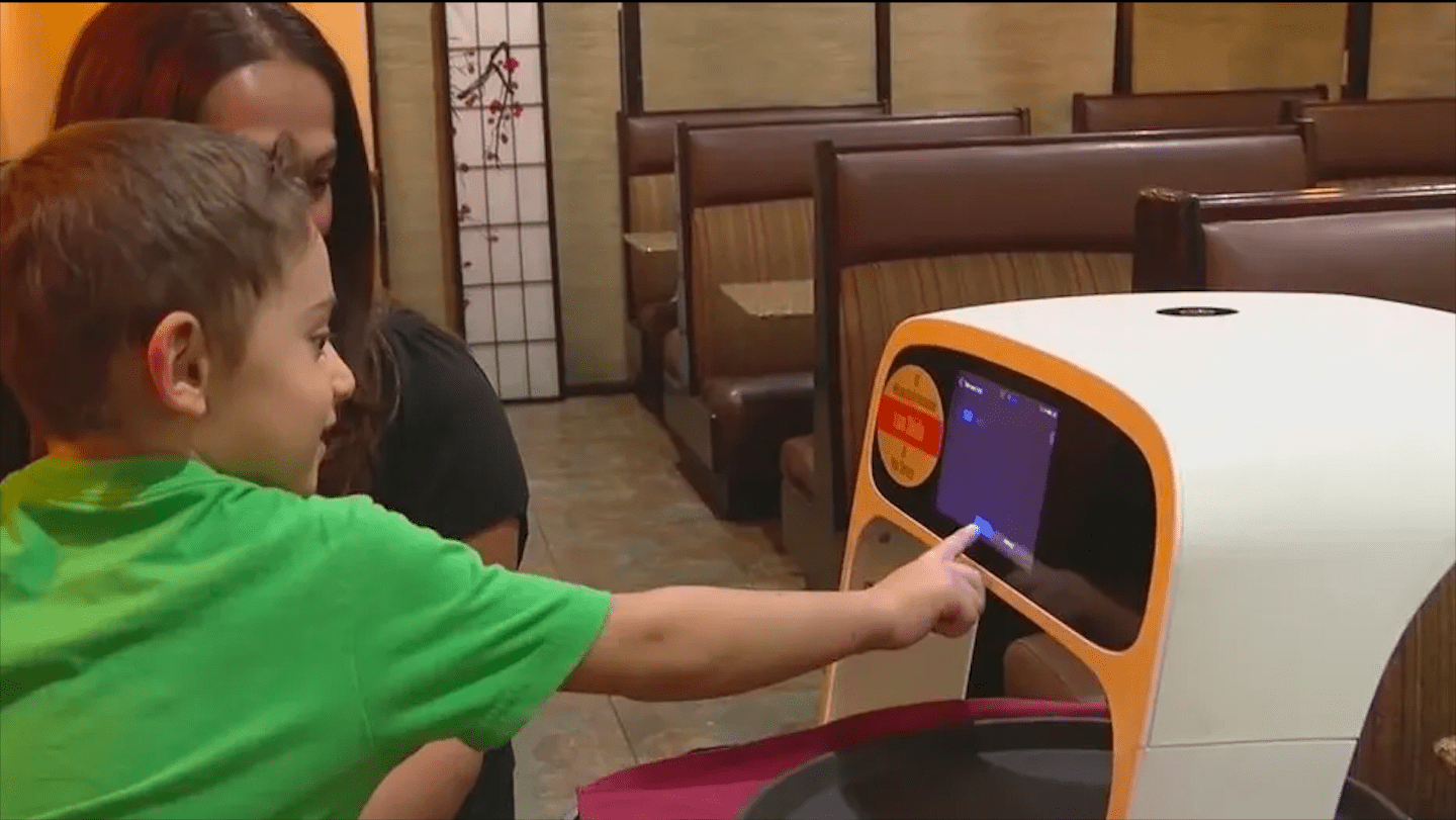 A Restaurant in Texas Sees an Improvement in Service After Investing in a Server Robot