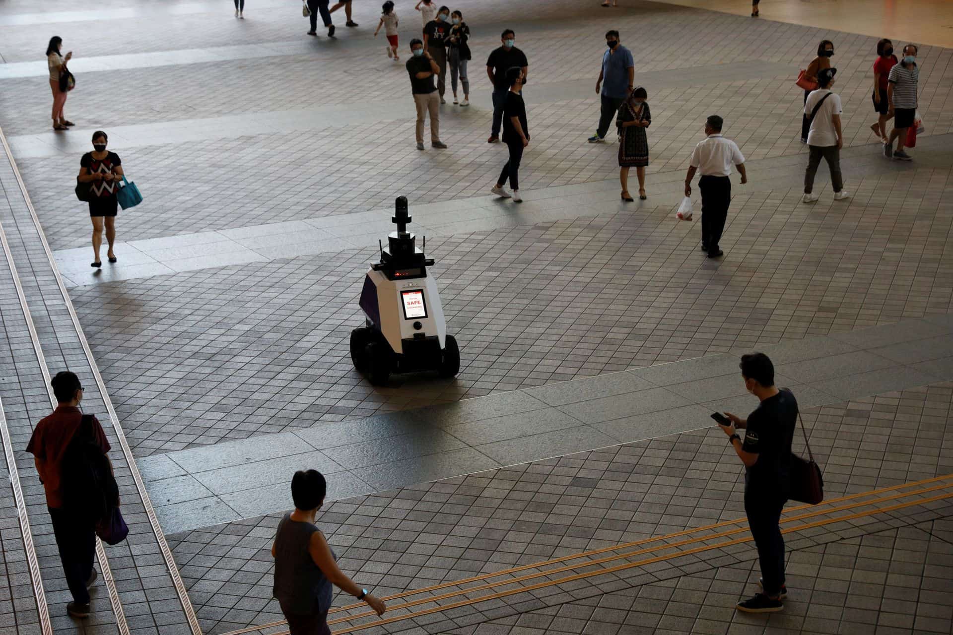 Patrol Robots Are Helping Singapore's Public Officers Detect Bad Social Behavior