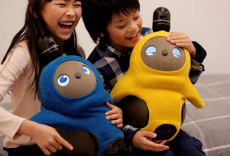 The Role of AI in Deepening Emotional Interactions with Robot Pets