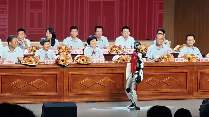 Shuang Shuang Robot Walks into a Graduation Ceremony